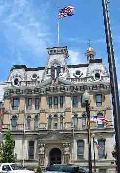 Picture of Wayne County Courthouse.